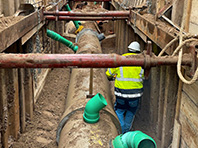 Mann in Arbeitskleidung