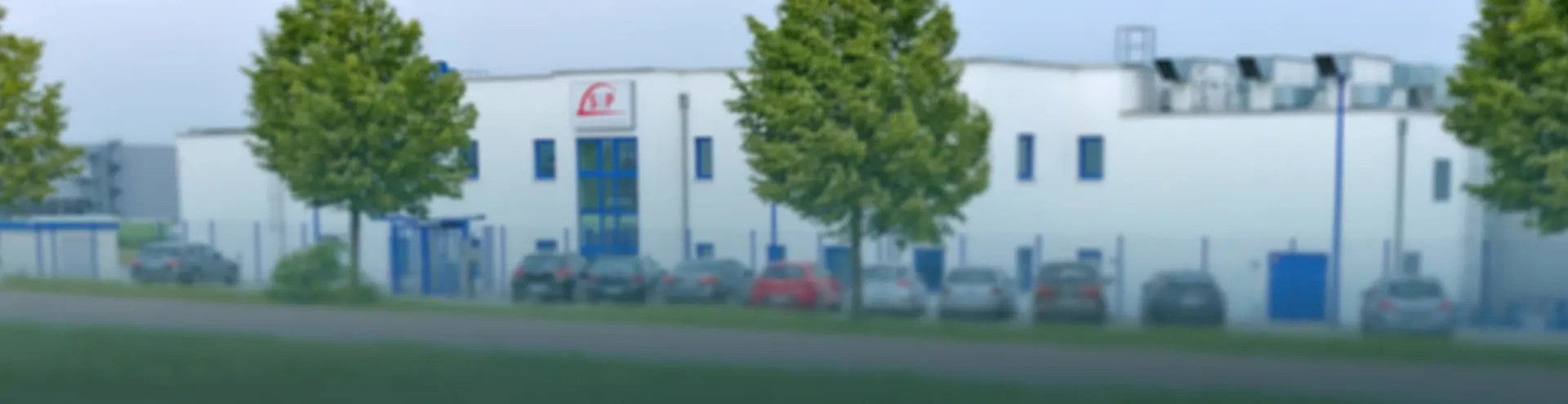 Moderne Gebäudefassade mit Bäumen