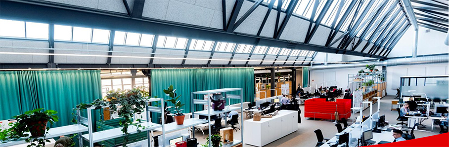 Mitarbeiter in einem Großraumbüro