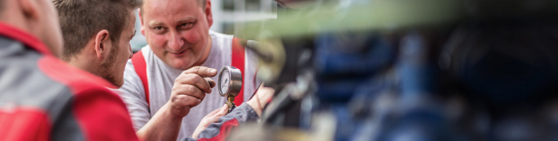 Arbeiter bei Maschineninstallation und -wartung