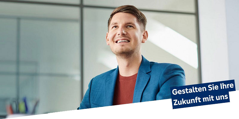 lächelnder Mann im Anzug