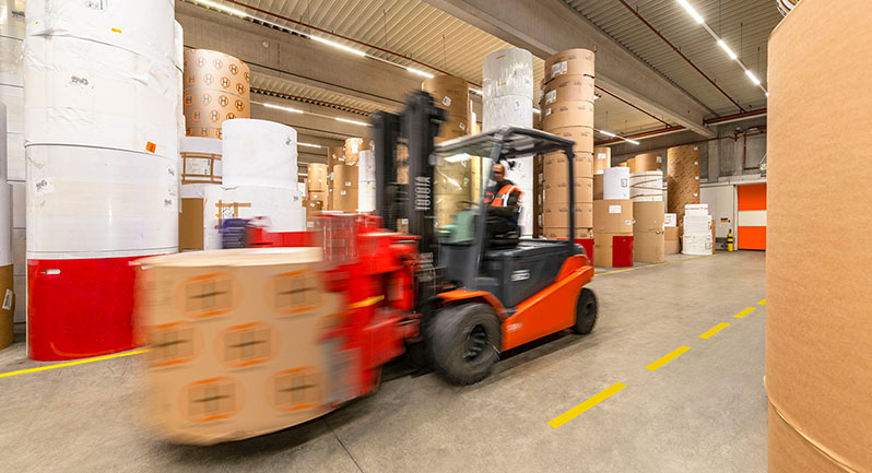 Lagerarbeiter fährt einen Gabelstapler