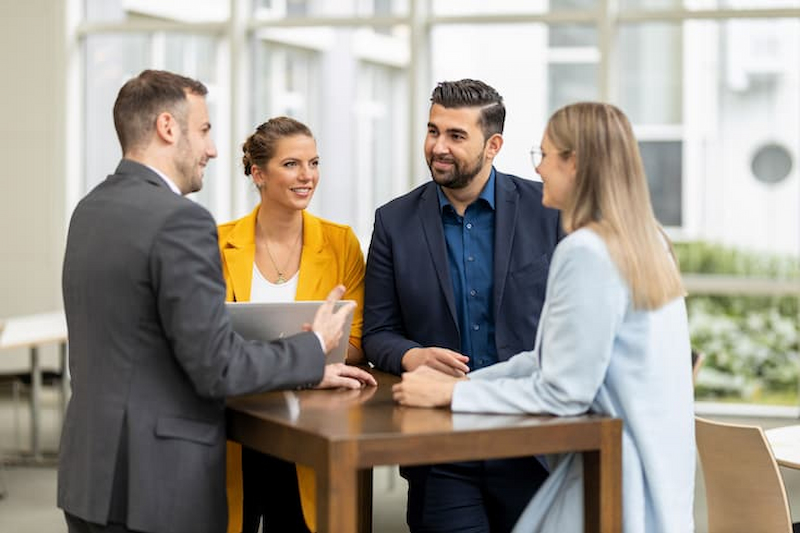 Zwei Frauen und zwei Männer