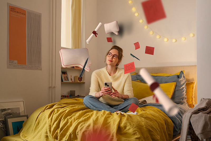 Frau sitzt auf dem Bett