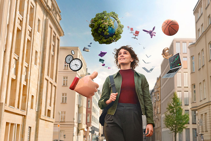 Eine Frau geht die Straße entlang.