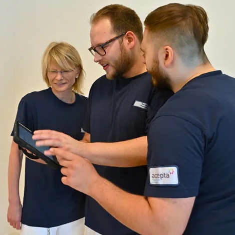 Drei Kollegen mit Tablet