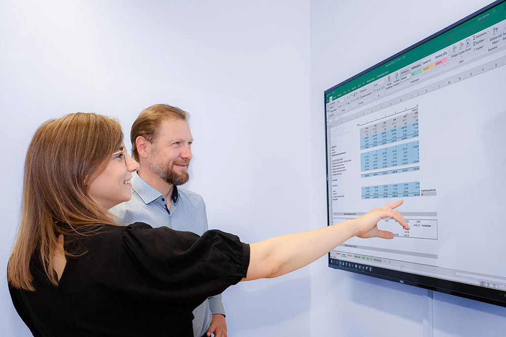 Mann und Frau schauen auf den Monitor