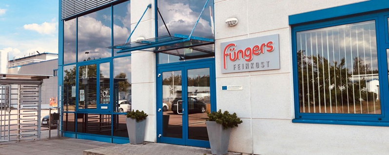 Firmeneingang mit Firmenlogo.