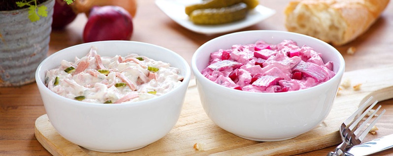 Zwei Schüsseln Feinkostsalat.