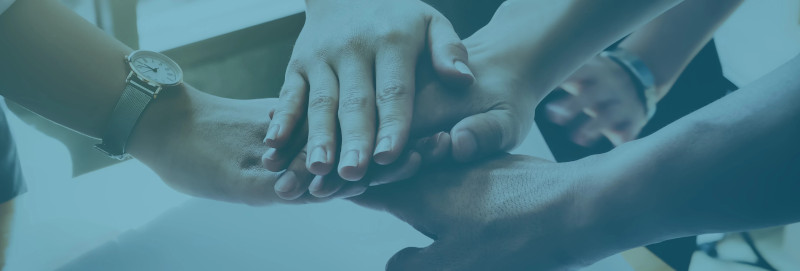 Zusammenarbeit und gegenseitige Unterstützung im Team – vereinte Hände