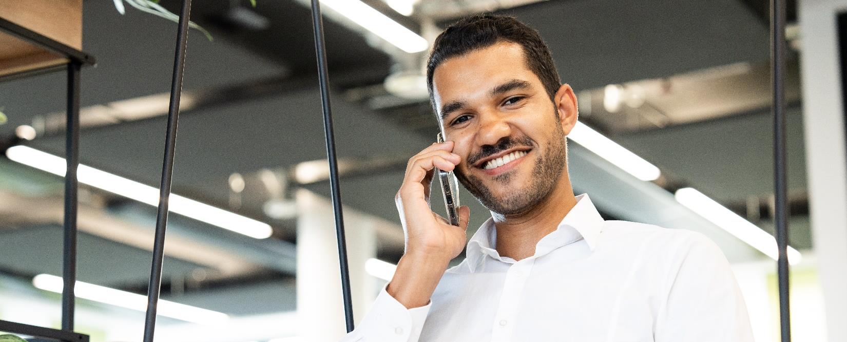 Der Mann ist am Telefon