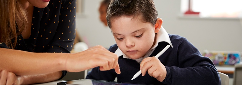 Kind lernt mit Tablet-Unterstützung