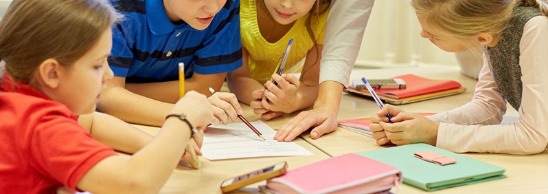Kinder arbeiten gemeinsam an Aufgabe