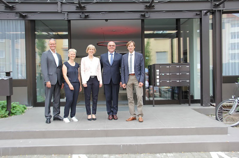 Teamaufnahme am Eingang.