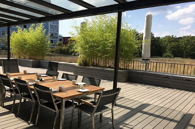 Terrasse mit Überdachung.