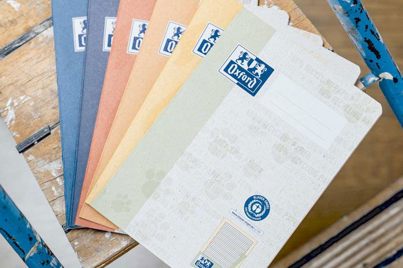 Bunte Oxford-Hefte auf Stuhl