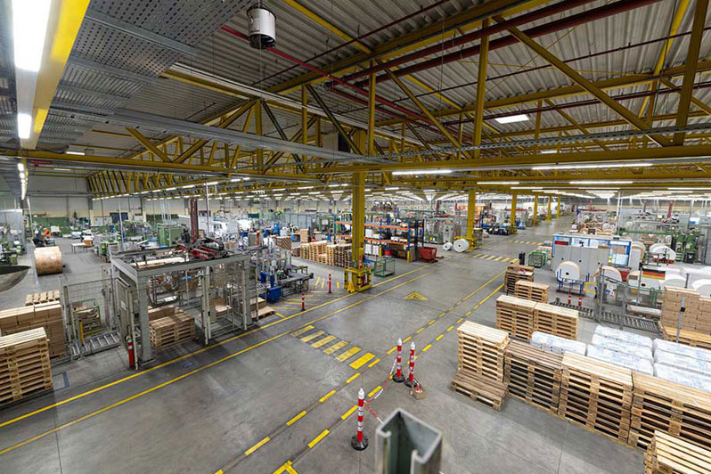 Moderne Produktionshalle mit Paletten