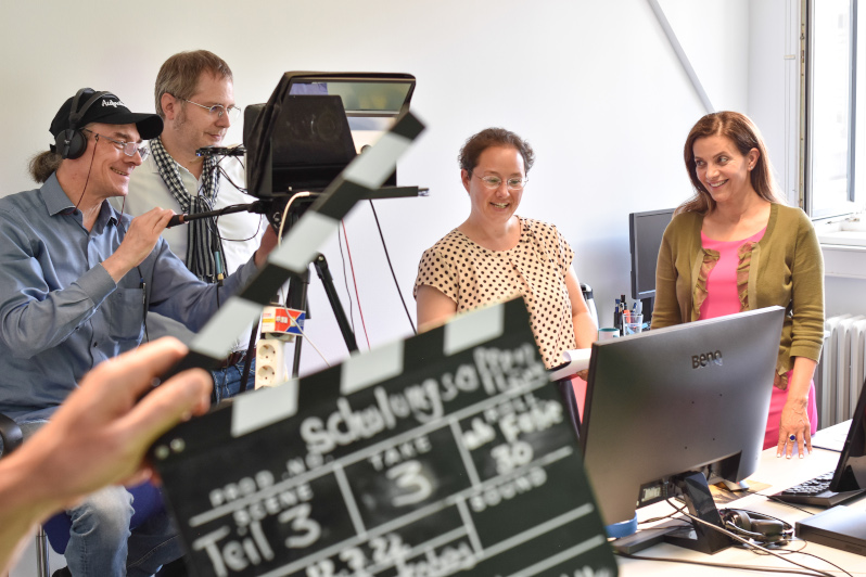Das Team dreht einen Clip mit Büroarbeit