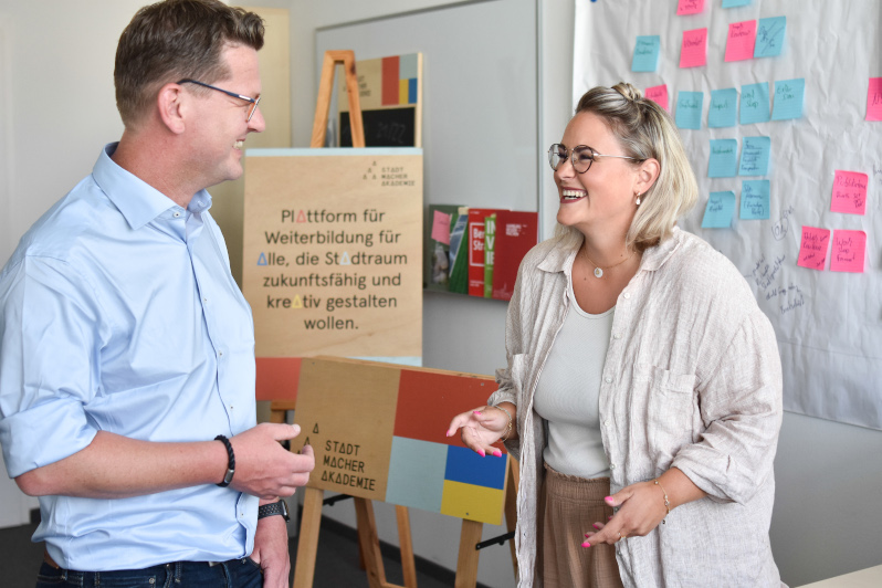 Mann und Frau lachen