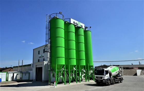 Betonwerk mit Silos und LKW
