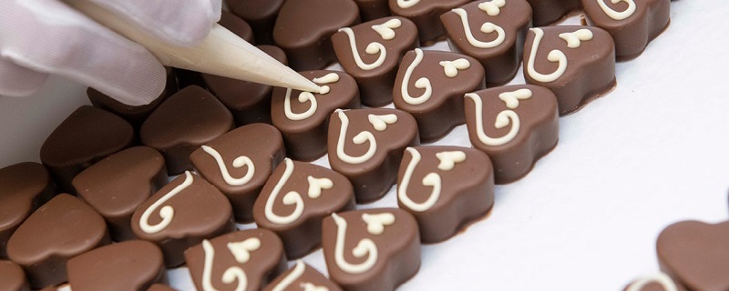 Pralinenherzen werden verziert