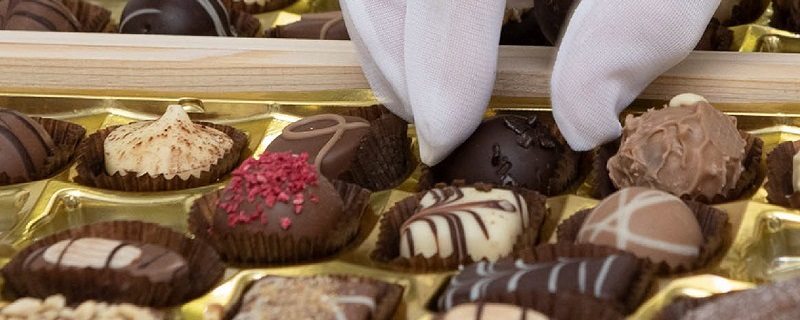 Pralinen in Verpackung gelegt