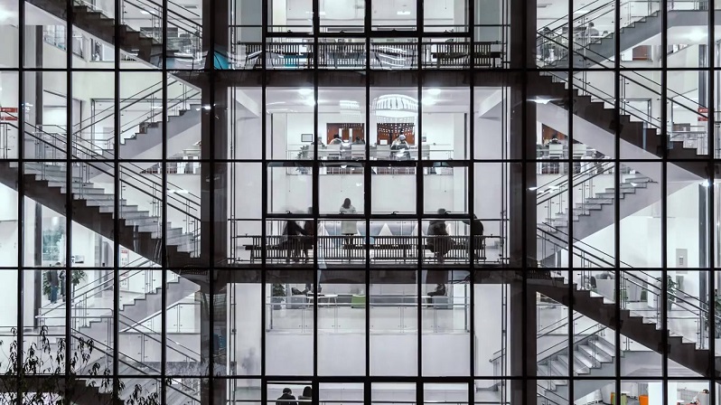 Modernes Bürogebäude mit Treppen