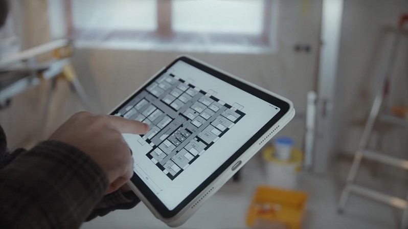 Bauplan auf Tablet gezeigt