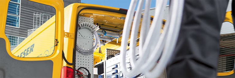 Handwerkerfahrzeug mit Werkzeugregalen