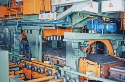 Komplexe Gießmaschinen im Einsatz.