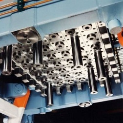 Metallische Gussform mit Stiften.