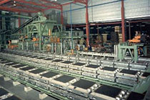 Industrielle Produktionsanlage innen.