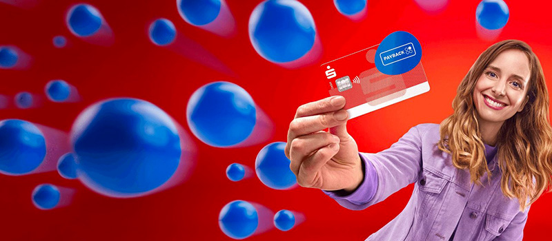 Die Frau hat eine Kreditkarte.