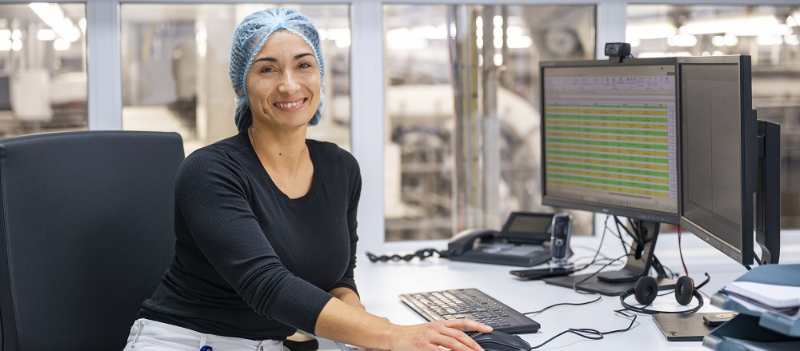 Frau arbeitet an einem Computer