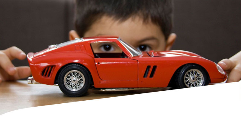 Kind spielt mit einem Spielzeugauto