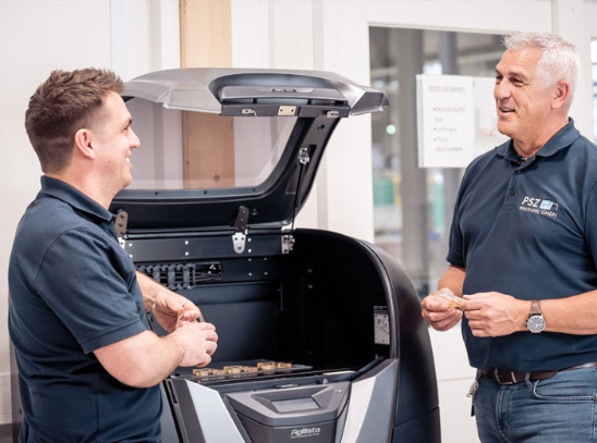 Zwei männliche Angestellte unterhalten sich