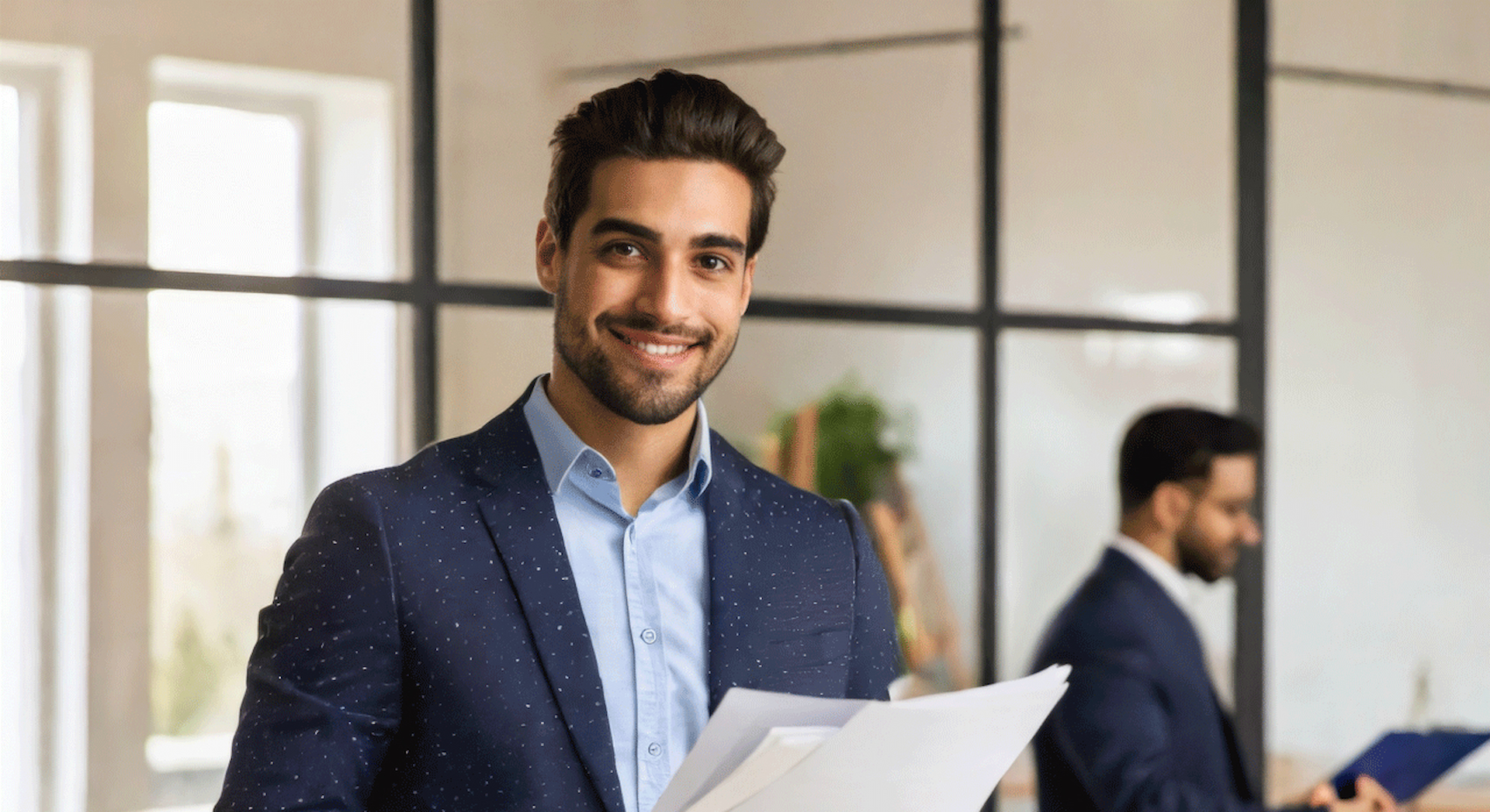 Mann mit Papieren in der Hand