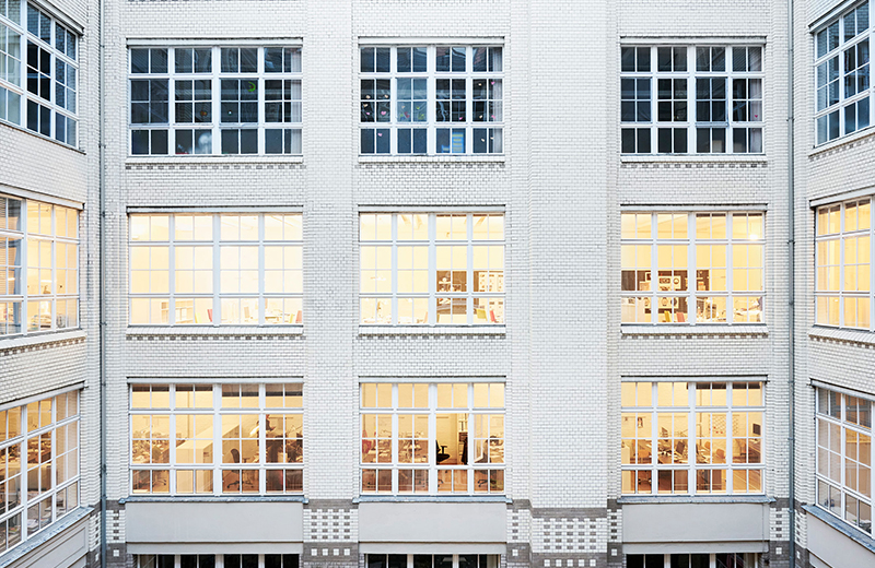 Die Arbeitsräume durch die großen Fenster des Gebäudes gesehen