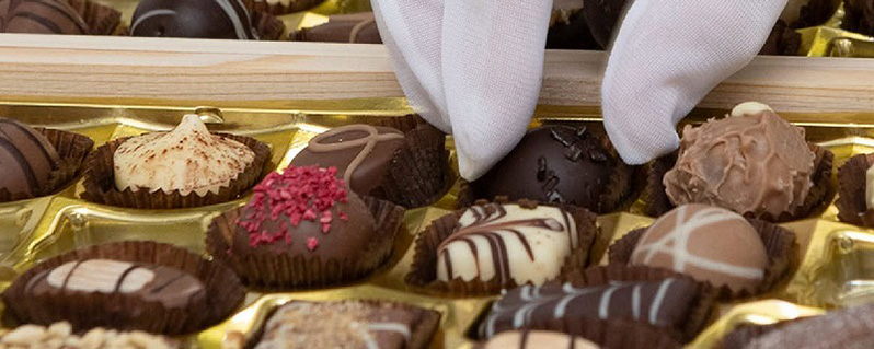 Pralinen in Verpackung gelegt