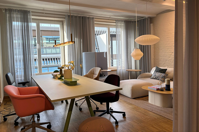 Tisch mitten im Raum