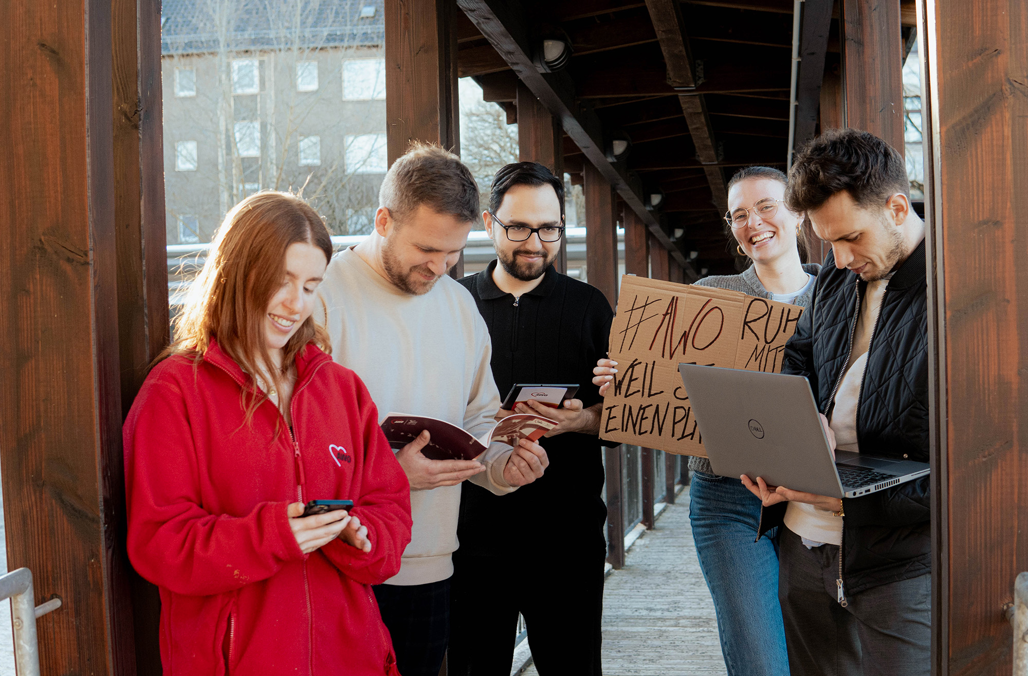 Gruppe junger Leute mit Schildern