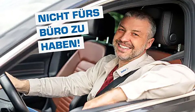 Mann lächelnd im Auto