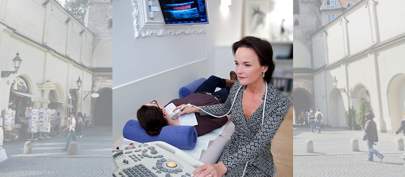 Ärztin untersucht einen Patienten