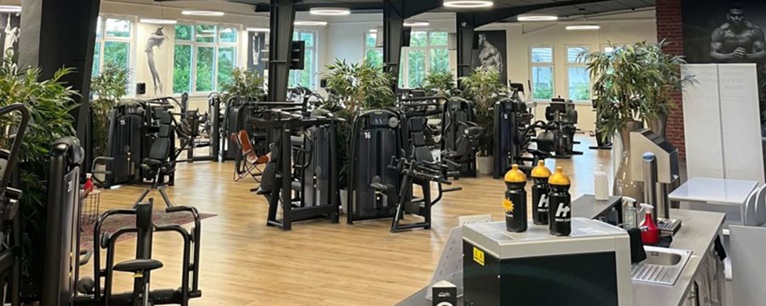 Geräumiges Fitnessstudio mit Geräten