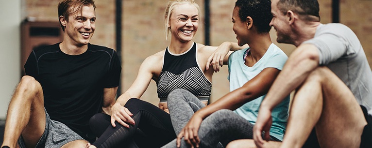 Sportgruppe entspannt nach Training