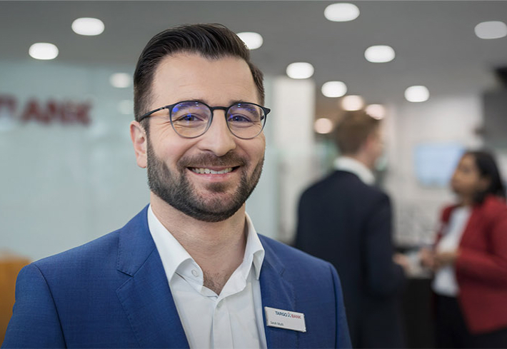 Mann mit Brille lächelt