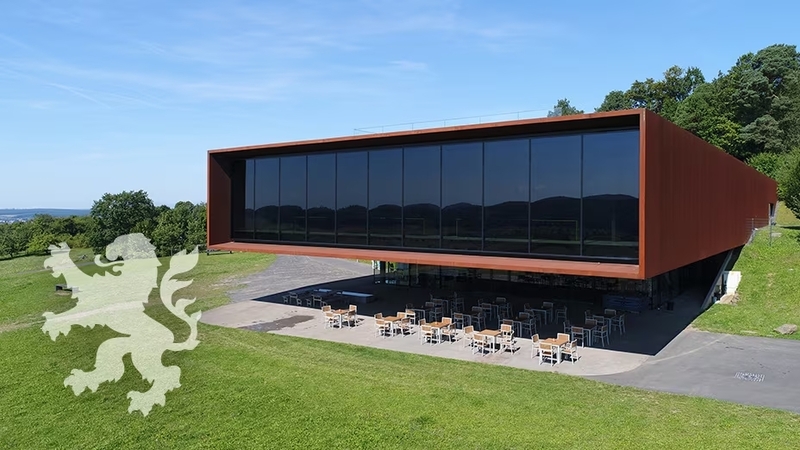 modernes Gebäude mit Terrasse