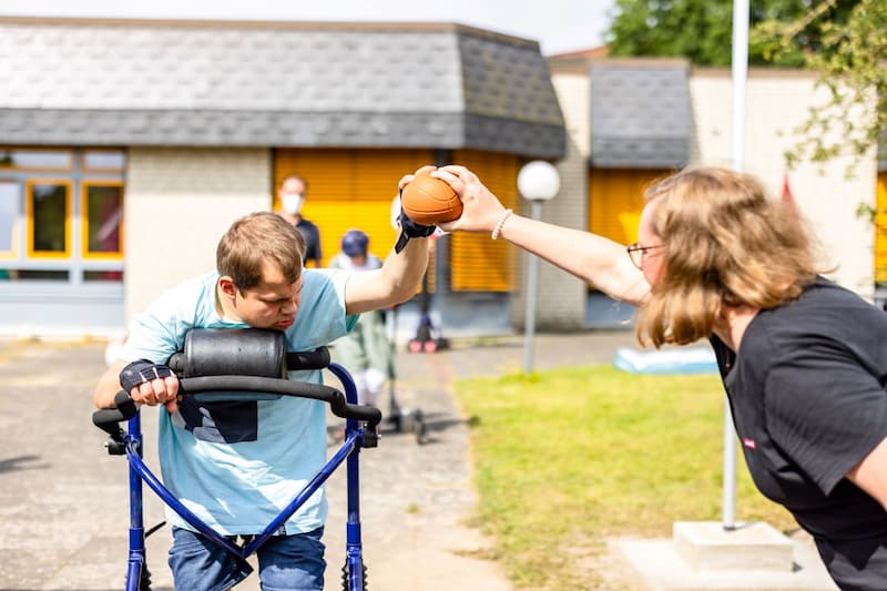 Frau und Mann - DRK-Landesverband Schleswig-Holstein e. V. DRK Standort Raisdorf