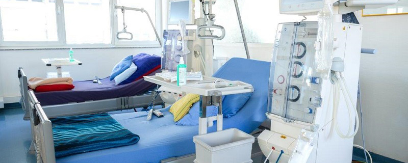 Kliniksalon mit blauen Laken