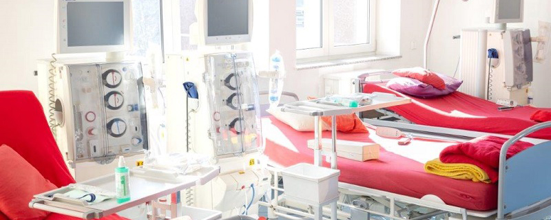 Kliniksalon mit roten Laken